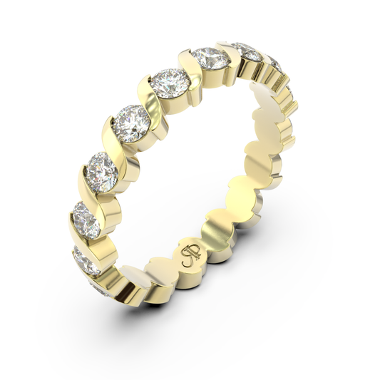 Side view of the Onda Lucente Grande diamond ring in yellow gold by Rocco Pagliara
