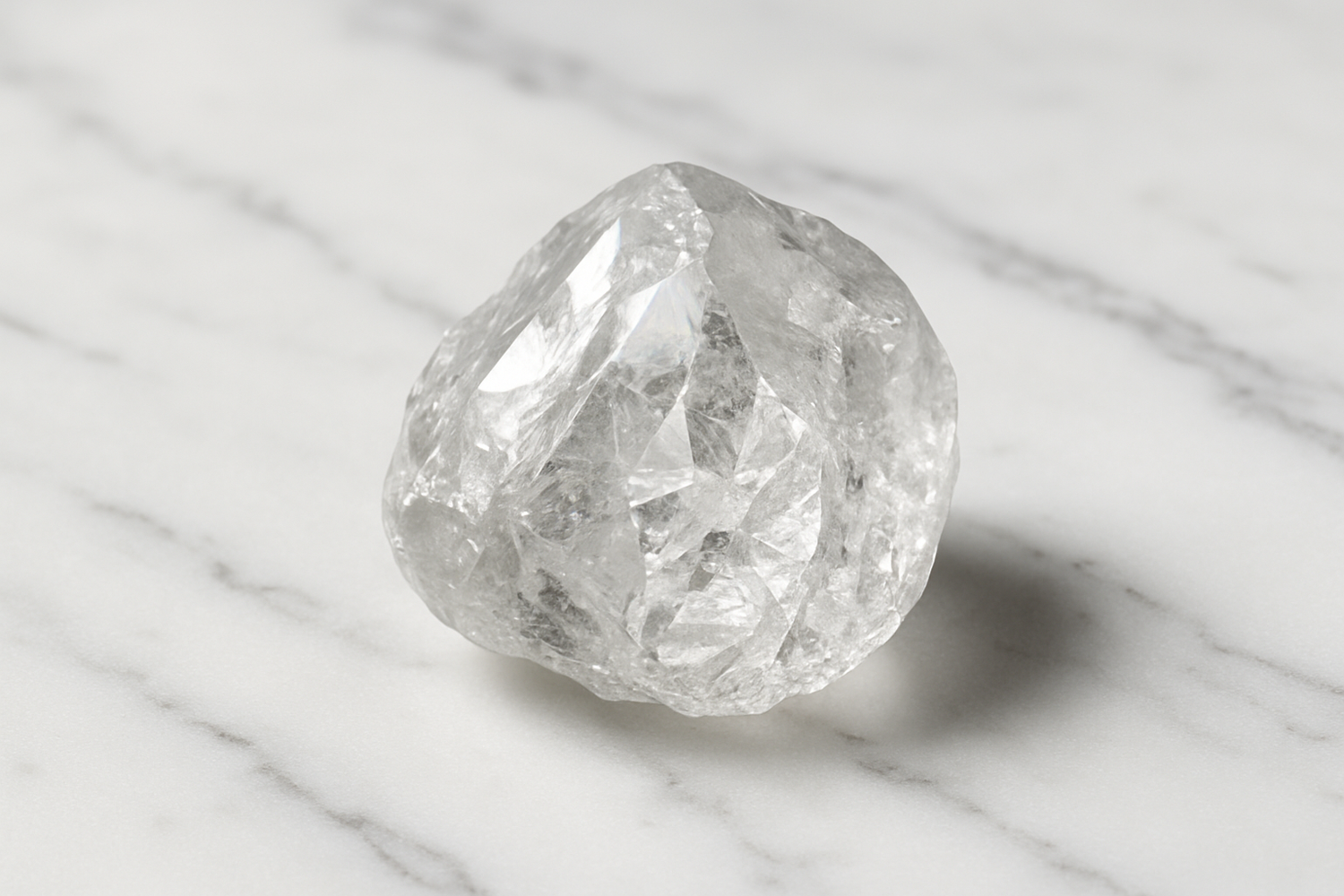 Rohdiamant auf weißem marmor