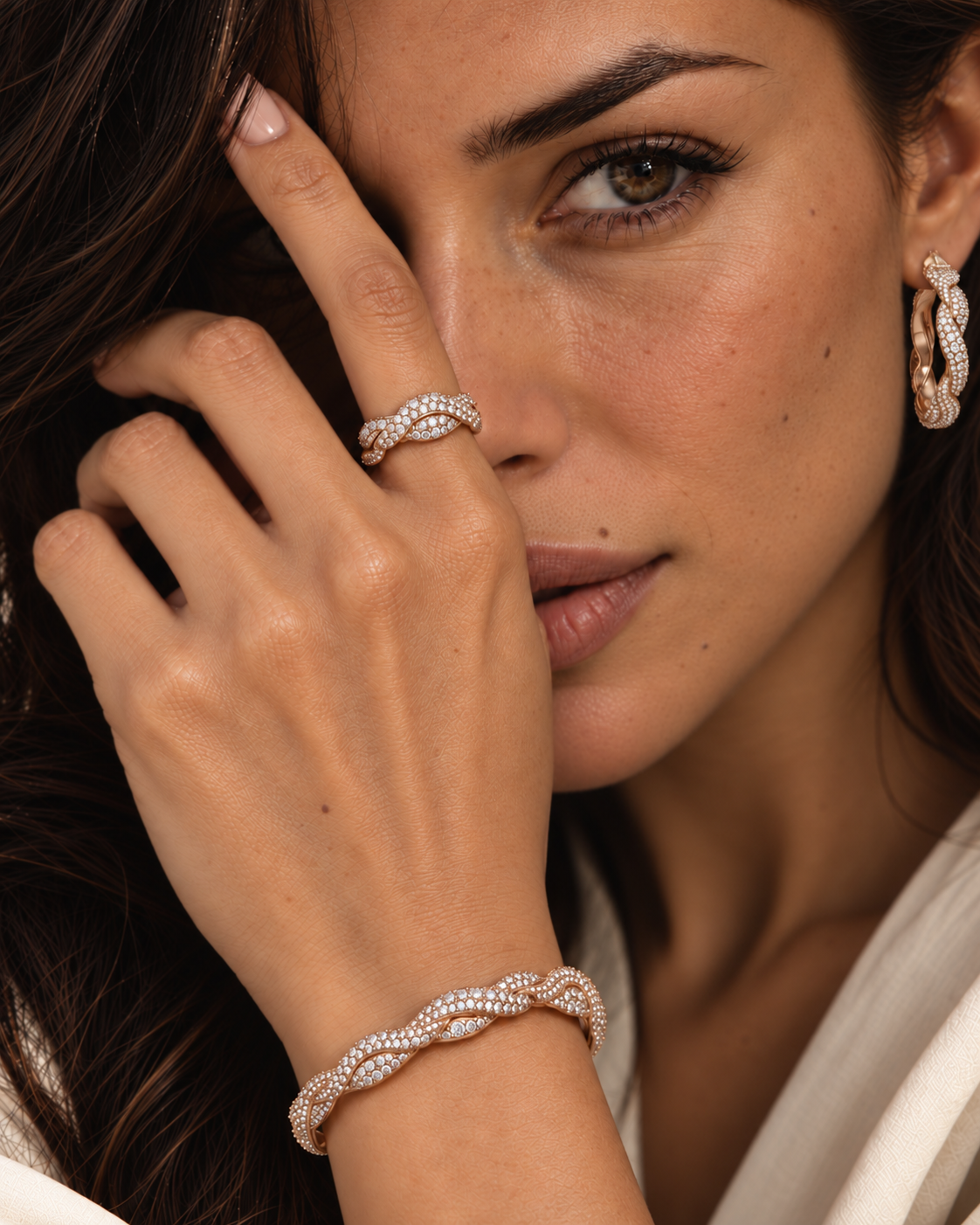 Ring, Armreif und Ohrringe Abbraccio del Mare aus Roségold mit Diamanten, gemeinsam getragen