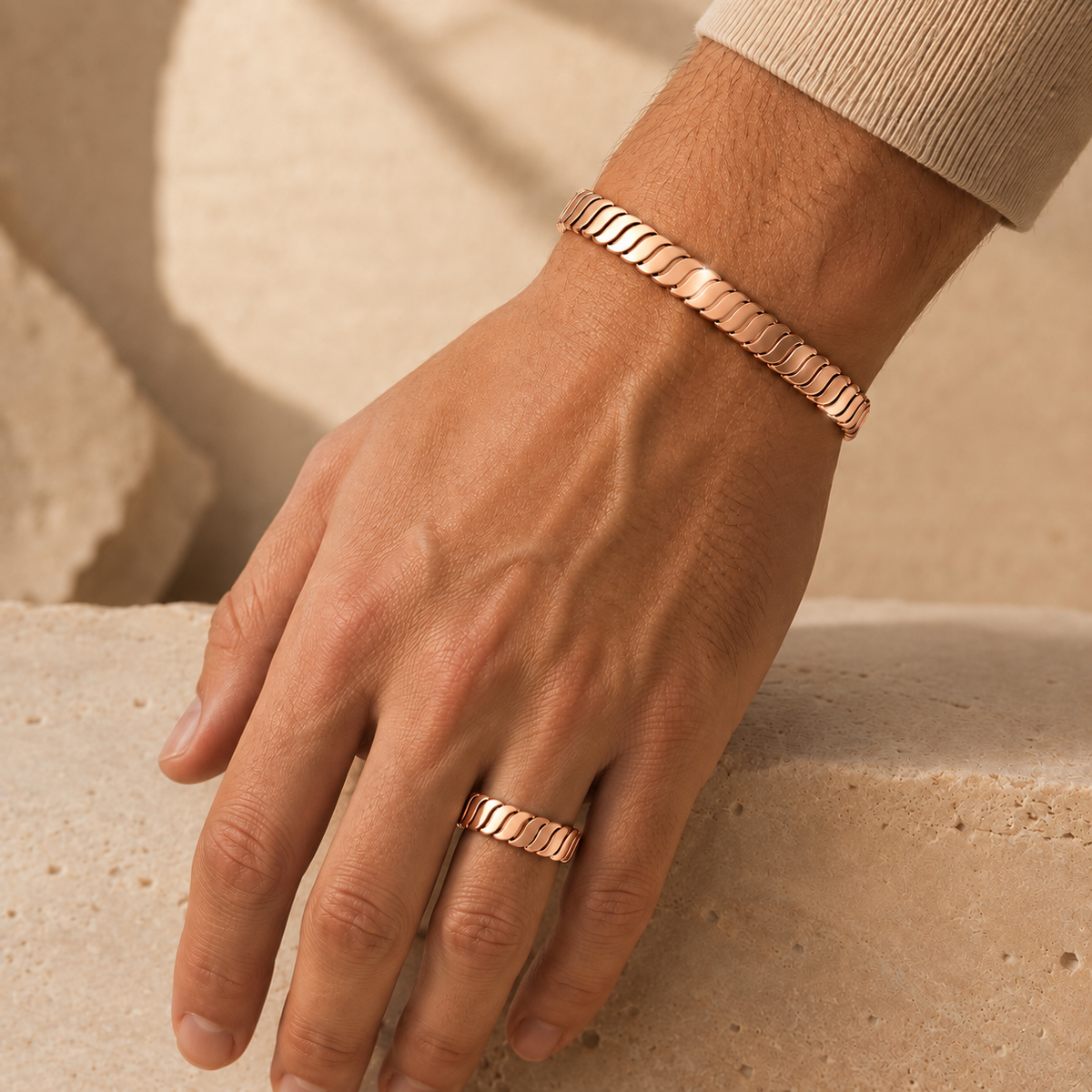 Onda Pura Armreif und Ring aus Roségold, gemeinsam an einer Hand getragen